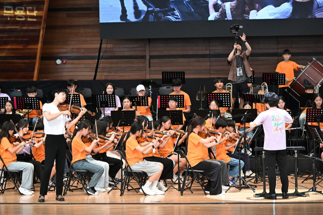 지난해 8월 9일 평창 알펜시아 뮤직텐트에서 열린 '꿈의 페스티벌'에서 바이올린 연주자 대니구와 '꿈의 오케스트라'가 공연을 하고 있다.  한국문화예술교육진흥원 제공